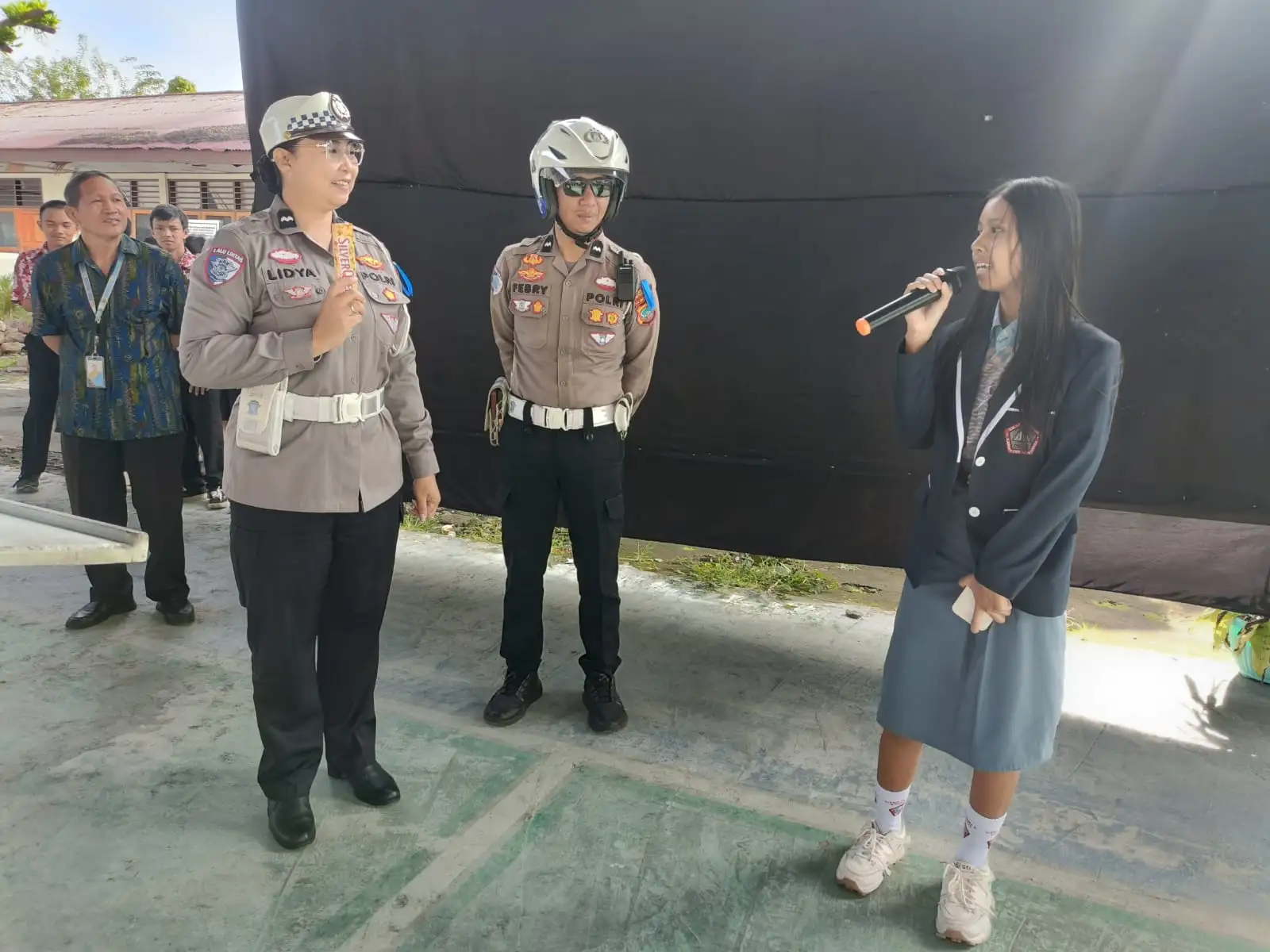 POLISI GO TO SCHOOL DI SMA NEGERI 1 TONDANO: EDUKASI LALU LINTAS DAN MOTIVASI HIDUP SEHAT UNTUK PELAJAR